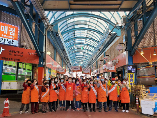 70여개 점포 상인들은 '작지만 알찬 시장'으로 거듭나기 위해 합심해 협동조합을 만들었다. (신도꼼지락시장 상인회 제공)